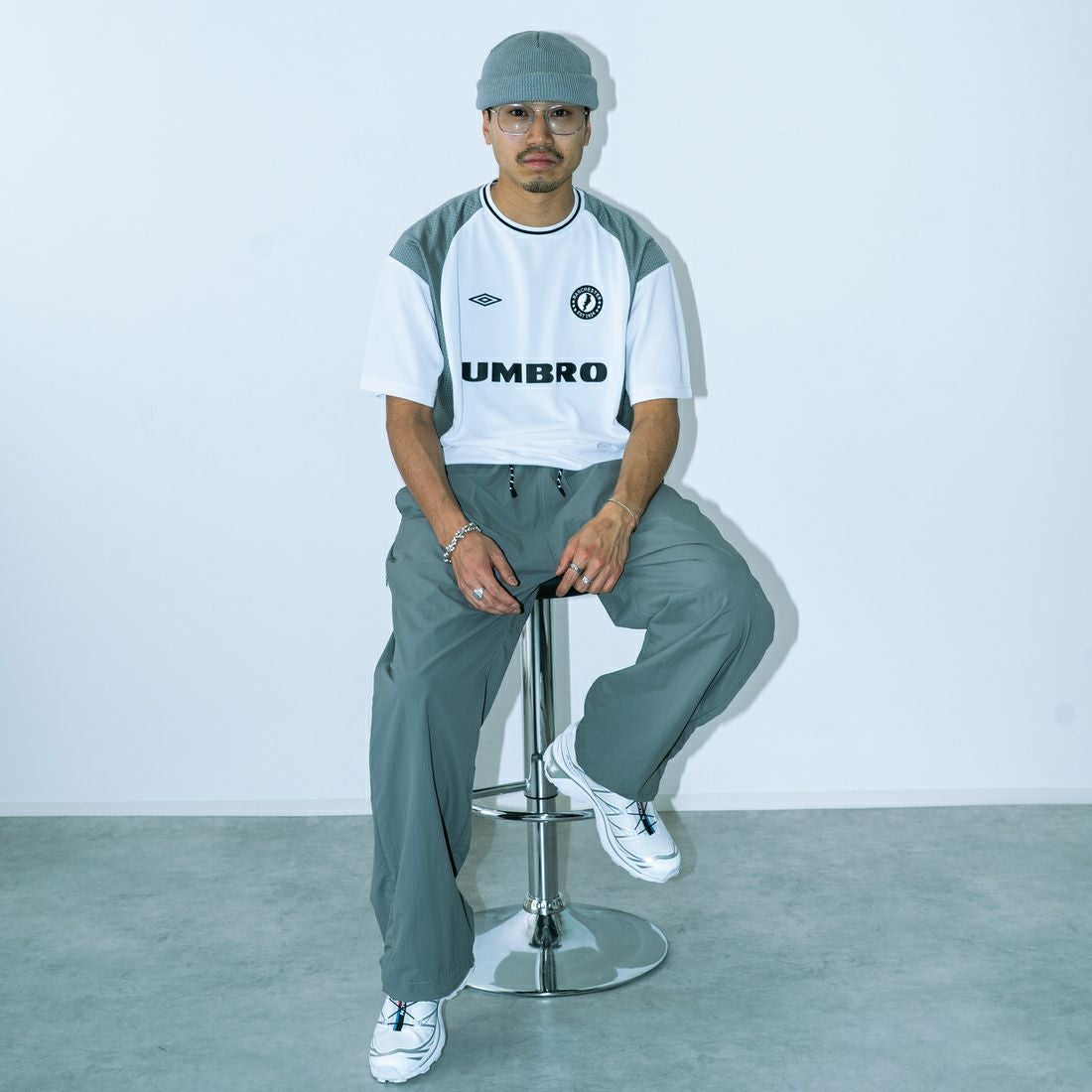 UMBRO [アンブロ] 別注 メッシュ切替 ゲームTシャツ [KBT101-NK-02-JF] WHITE&&モデル身長：170cm 着用サイズ：L&&