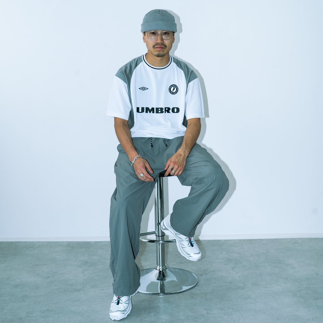 UMBRO [アンブロ] 別注 メッシュ切替 ゲームTシャツ [KBT101-NK-02-JF] WHITE&&モデル身長：170cm 着用サイズ：L&&