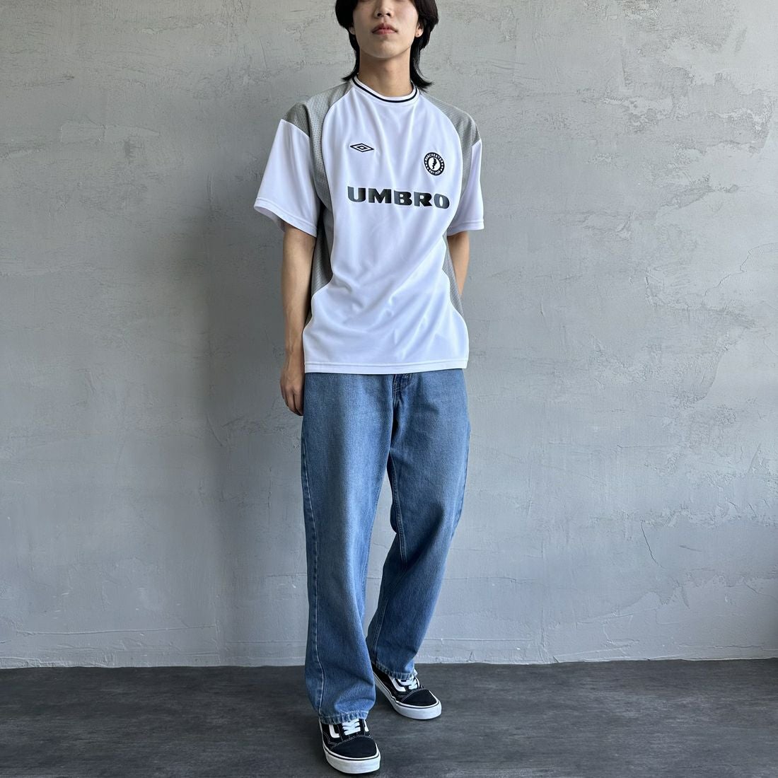 UMBRO [アンブロ] 別注 メッシュ切替 ゲームTシャツ [KBT101-NK-02-JF] WHITE&&モデル身長：179cm 着用サイズ：L&&