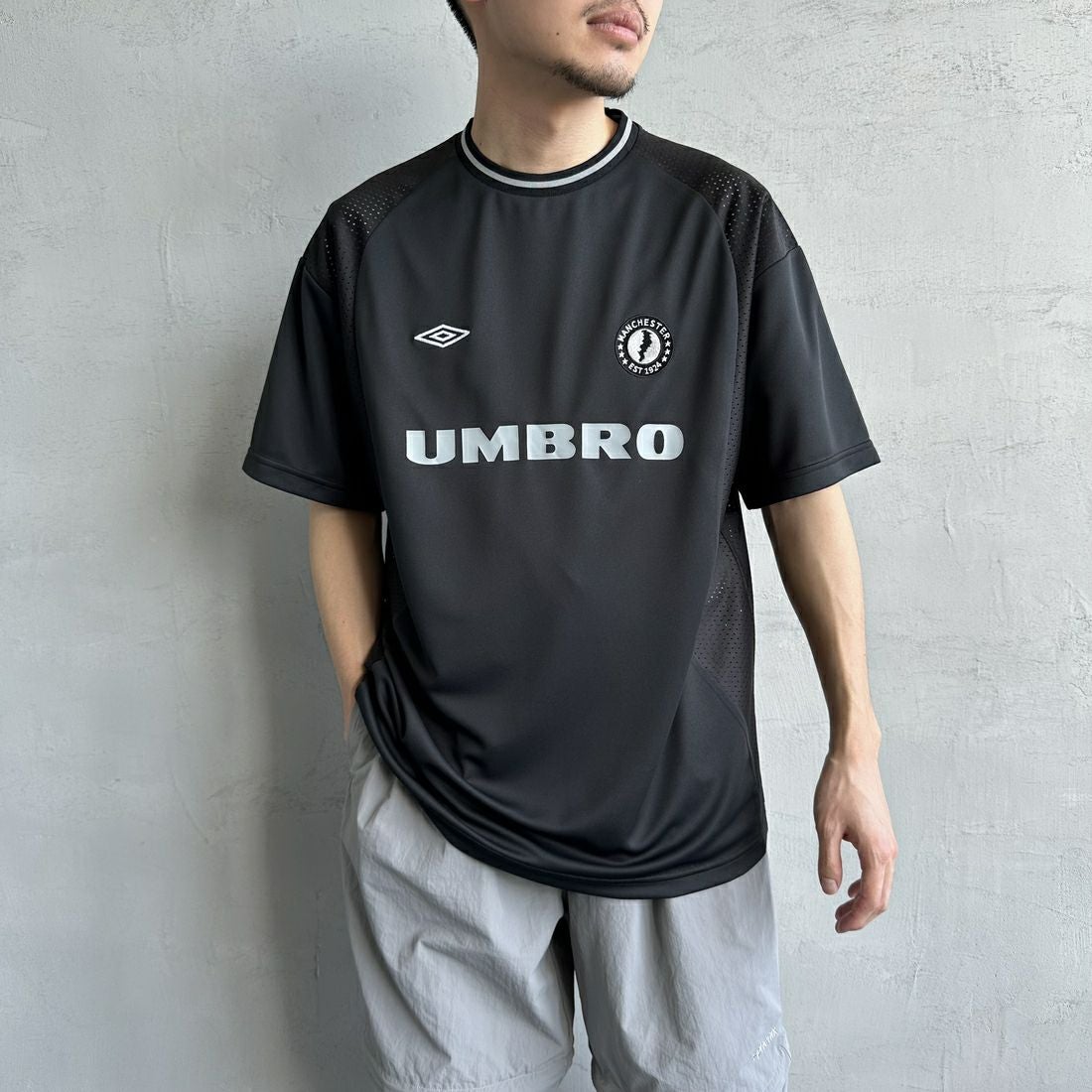 UMBRO [アンブロ] 別注 メッシュ切替 ゲームTシャツ [KBT101-NK-02-JF] BLACK &&モデル身長：168cm 着用サイズ：L&&