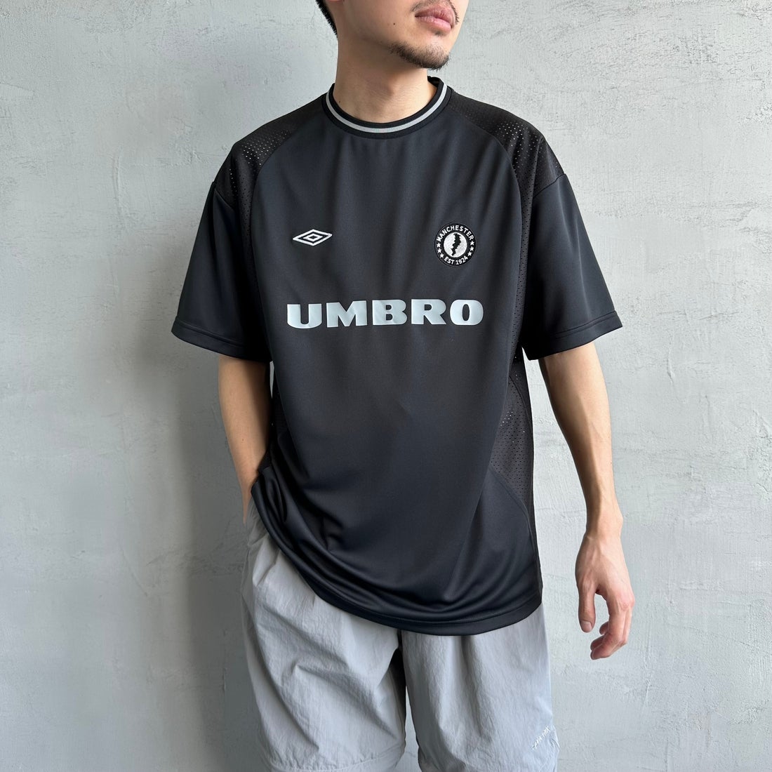 UMBRO [アンブロ] 別注 メッシュ切替 ゲームTシャツ [KBT101-NK-02-JF] BLACK &&モデル身長：168cm 着用サイズ：L&&