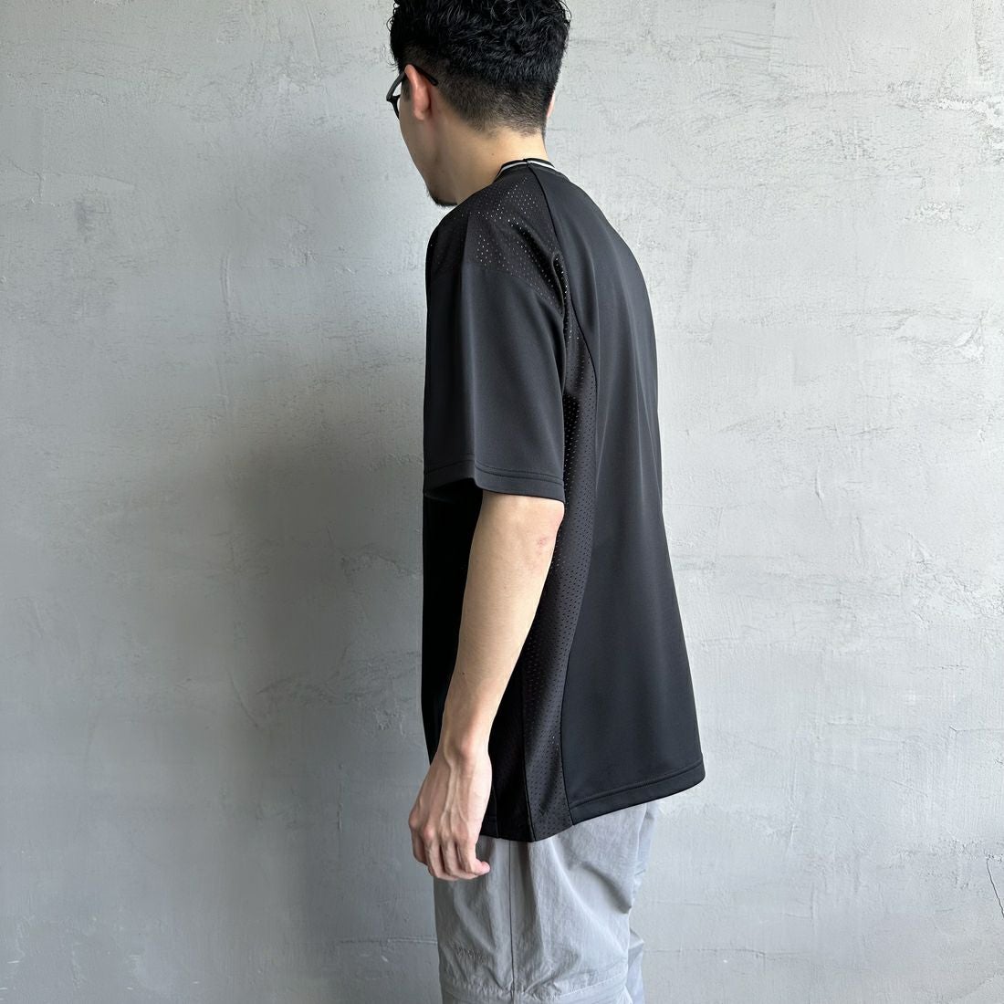 UMBRO [アンブロ] 別注 メッシュ切替 ゲームTシャツ [KBT101-NK-02-JF] BLACK &&モデル身長：168cm 着用サイズ：L&&