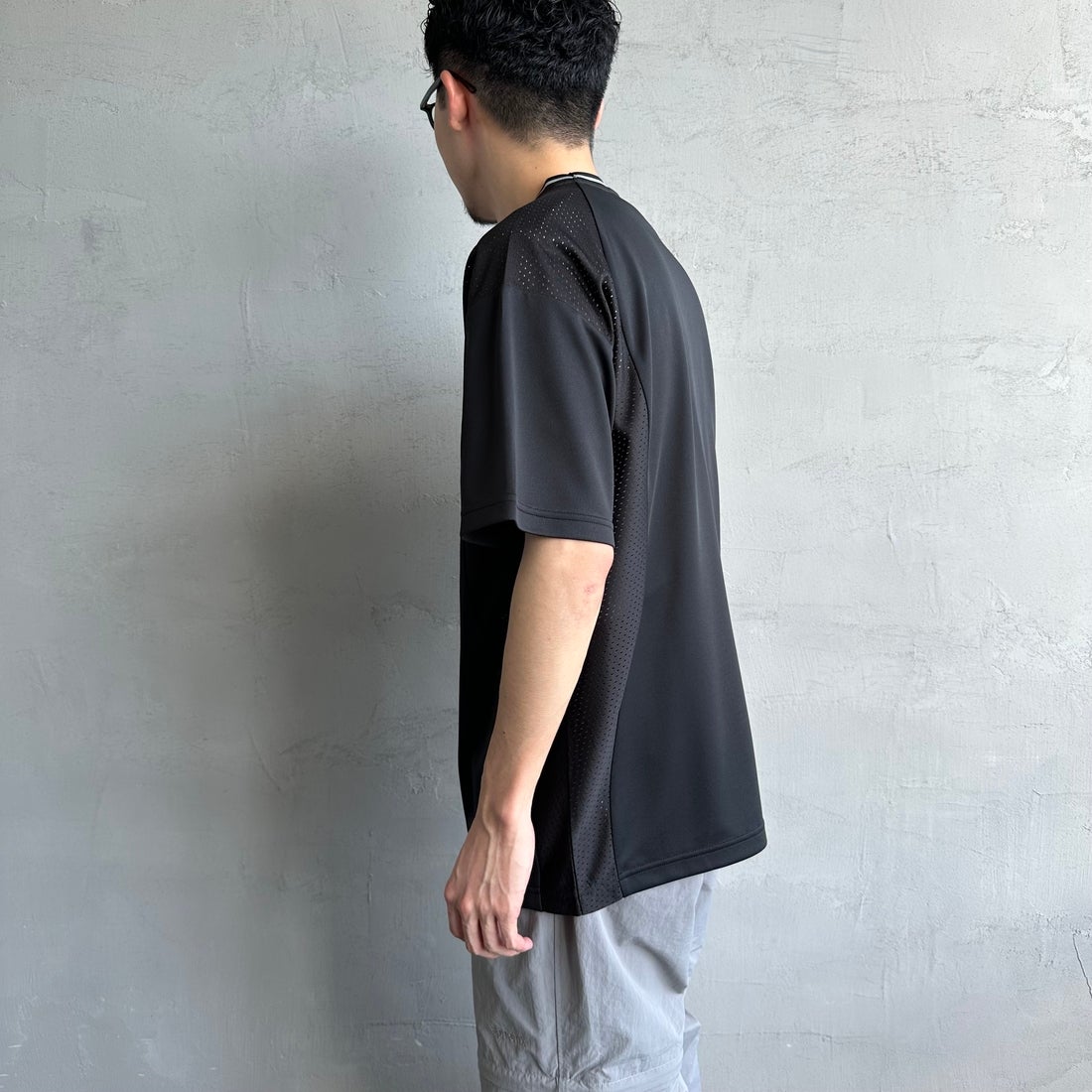 UMBRO [アンブロ] 別注 メッシュ切替 ゲームTシャツ [KBT101-NK-02-JF] BLACK &&モデル身長：168cm 着用サイズ：L&&