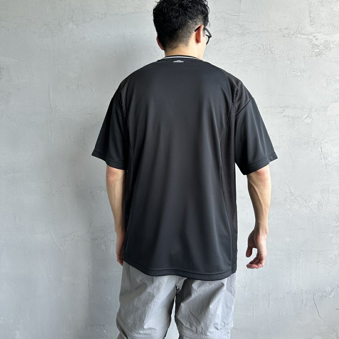 UMBRO [アンブロ] 別注 メッシュ切替 ゲームTシャツ [KBT101-NK-02-JF] BLACK &&モデル身長：168cm 着用サイズ：L&&