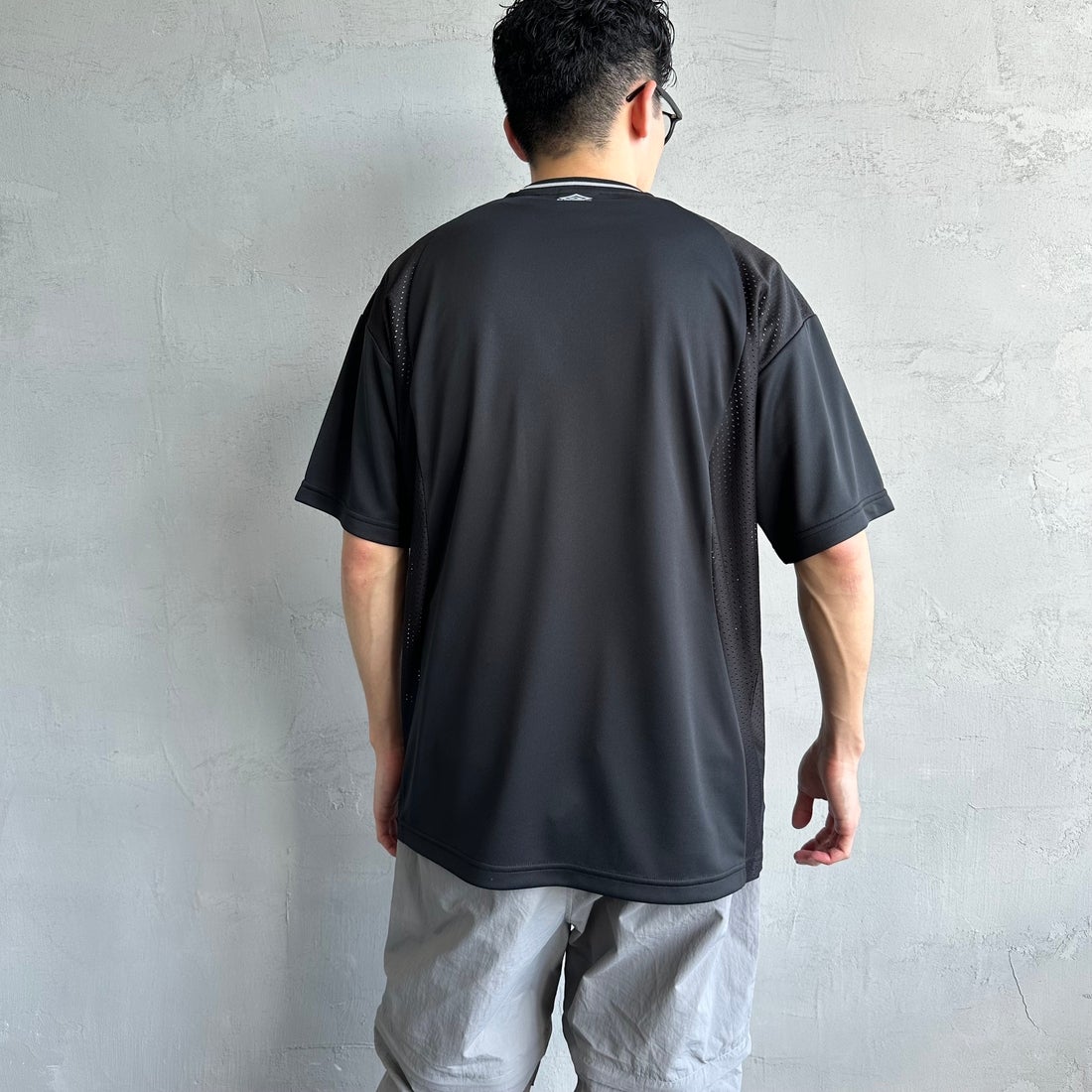 UMBRO [アンブロ] 別注 メッシュ切替 ゲームTシャツ [KBT101-NK-02-JF] BLACK &&モデル身長：168cm 着用サイズ：L&&