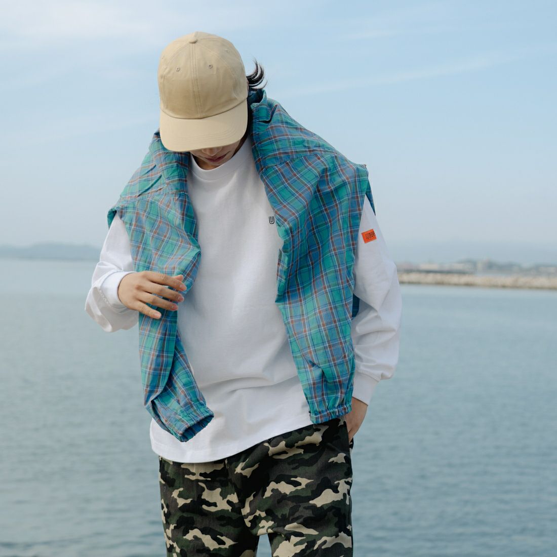 UNIVERSAL OVERALL [ユニバーサルオーバーオール] 別注 ワンポイントロゴ刺繍 ロングスリーブTシャツ [U2513215IN-JF] WHITE&&モデル身長：179cm 着用サイズ：L&&