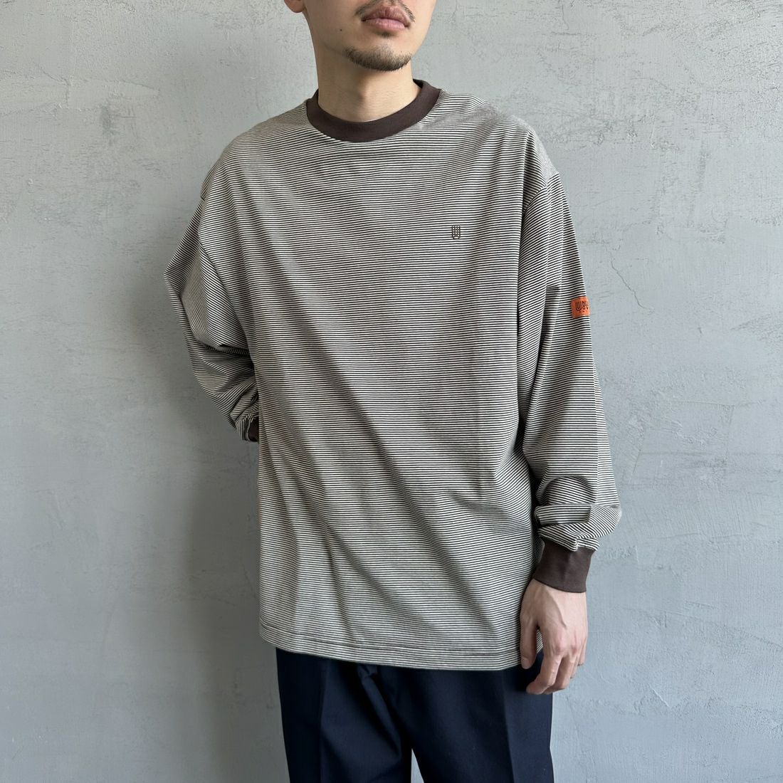 UNIVERSAL OVERALL [ユニバーサルオーバーオール] 別注 ワンポイントロゴ刺繍 ロングスリーブTシャツ [U2513215IN-JF] BROWN BDR&&モデル身長：168cm 着用サイズ：M&&