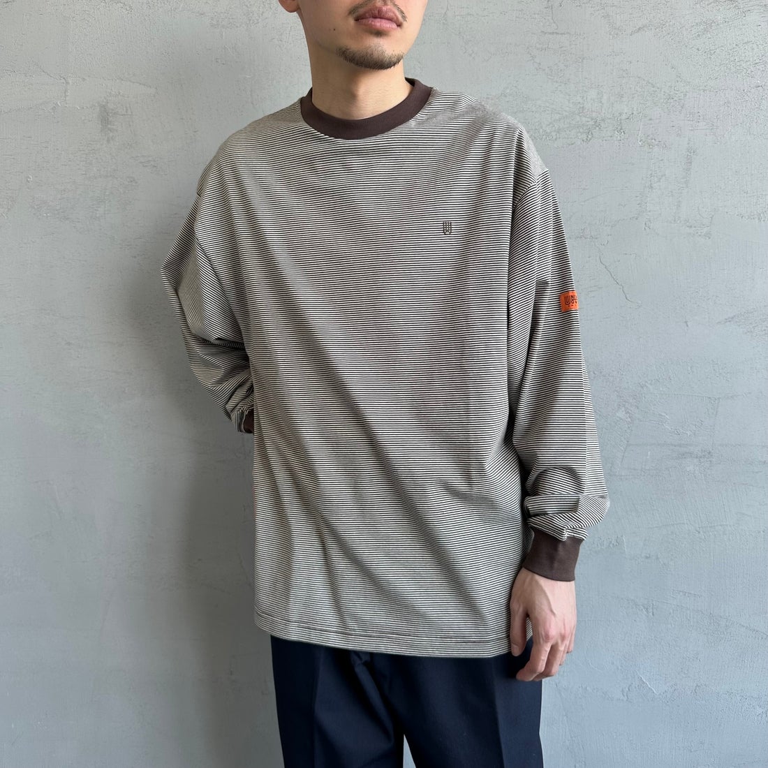 UNIVERSAL OVERALL [ユニバーサルオーバーオール] 別注 ワンポイントロゴ刺繍 ロングスリーブTシャツ [U2513215IN-JF] BROWN BDR&&モデル身長：168cm 着用サイズ：M&&