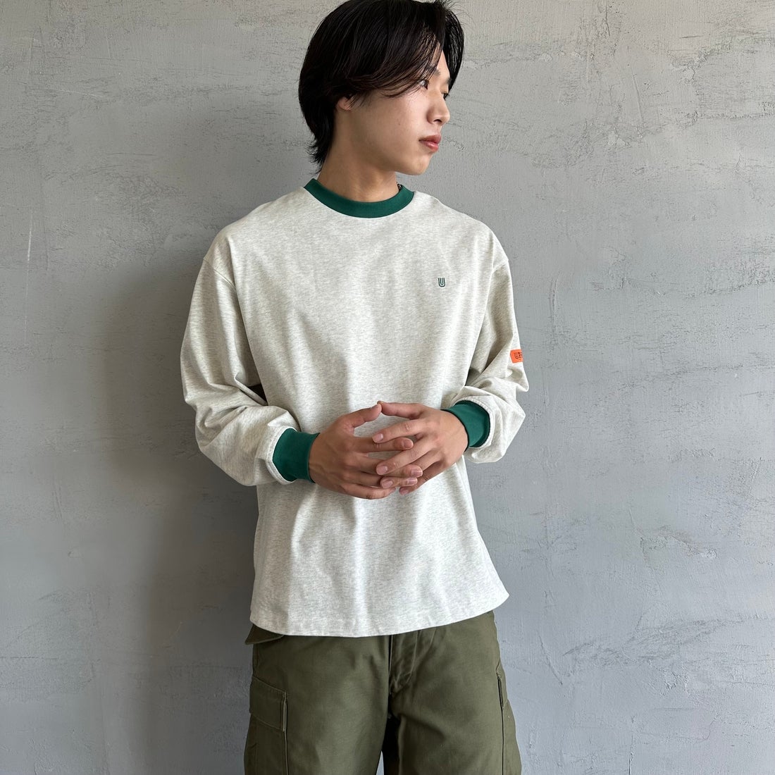 UNIVERSAL OVERALL [ユニバーサルオーバーオール] 別注 ワンポイントロゴ刺繍 ロングスリーブTシャツ [U2513215IN-JF] OAT/GRN&&モデル身長：179cm 着用サイズ：L&&