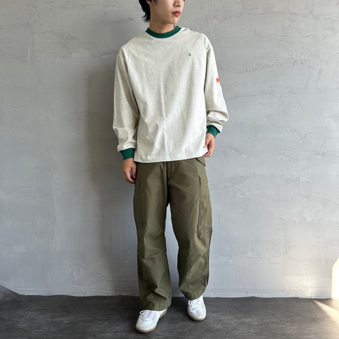 UNIVERSAL OVERALL [ユニバーサルオーバーオール] 別注 ワンポイントロゴ刺繍 ロングスリーブTシャツ [U2513215IN-JF] OAT/GRN&&モデル身長：179cm 着用サイズ：L&&