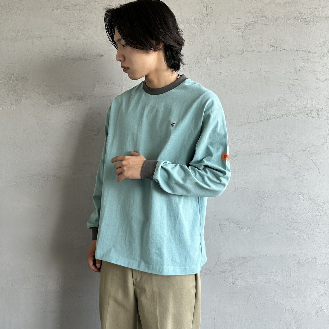 UNIVERSAL OVERALL [ユニバーサルオーバーオール] 別注 ワンポイントロゴ刺繍 ロングスリーブTシャツ [U2513215IN-JF] SAX/CHR&&モデル身長：179cm 着用サイズ：L&&