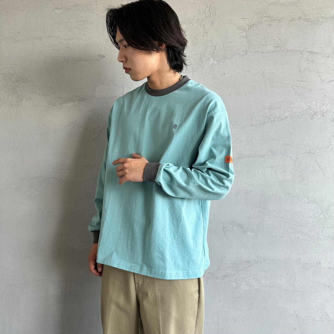 UNIVERSAL OVERALL [ユニバーサルオーバーオール] 別注 ワンポイントロゴ刺繍 ロングスリーブTシャツ [U2513215IN-JF] SAX/CHR&&モデル身長：179cm 着用サイズ：L&&