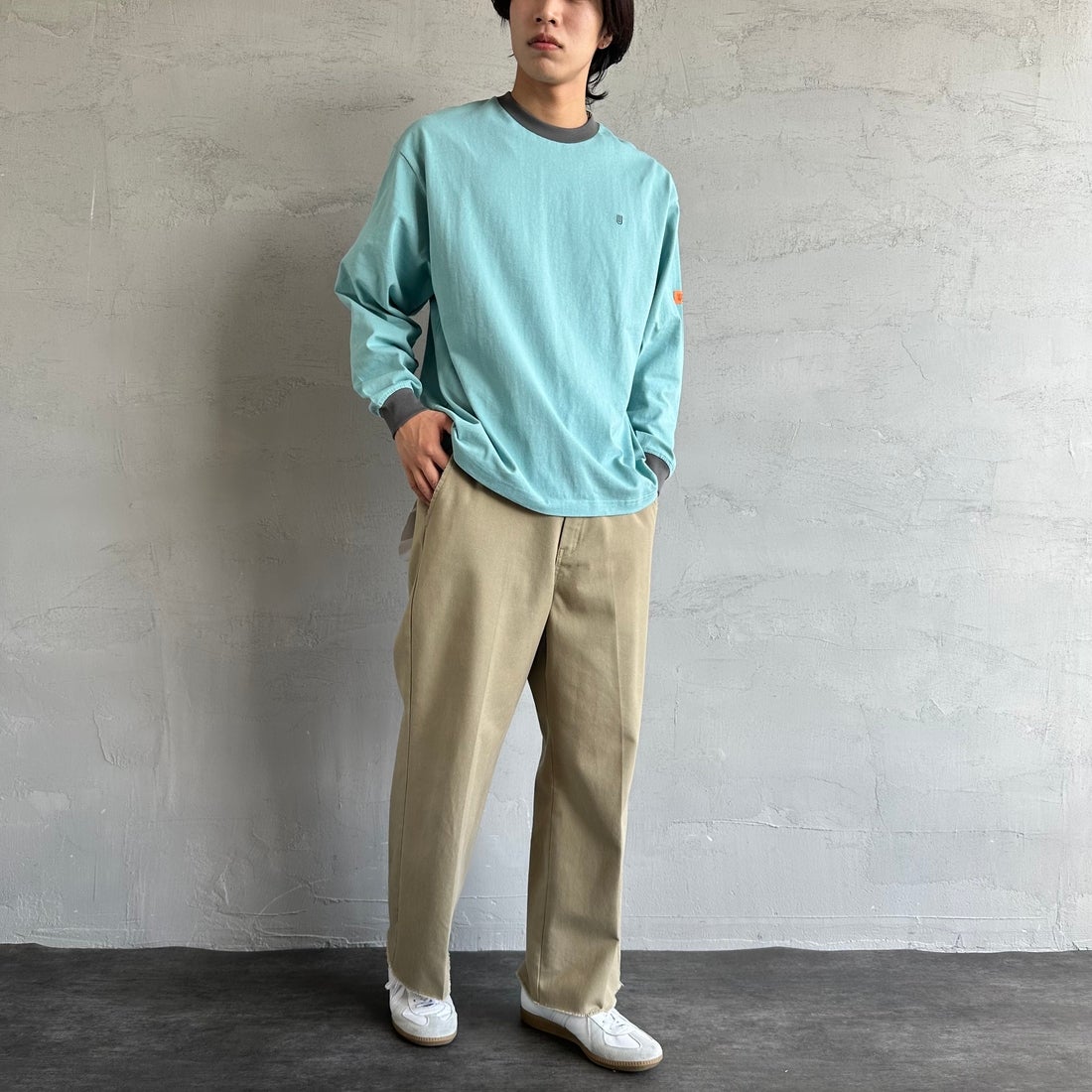 UNIVERSAL OVERALL [ユニバーサルオーバーオール] 別注 ワンポイントロゴ刺繍 ロングスリーブTシャツ [U2513215IN-JF] SAX/CHR&&モデル身長：179cm 着用サイズ：L&&