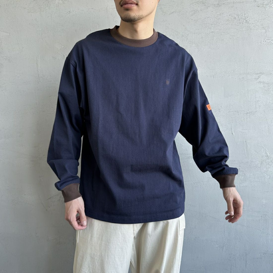 UNIVERSAL OVERALL [ユニバーサルオーバーオール] 別注 ワンポイントロゴ刺繍 ロングスリーブTシャツ [U2513215IN-JF] NVY/BRN&&モデル身長：168cm 着用サイズ：M&&