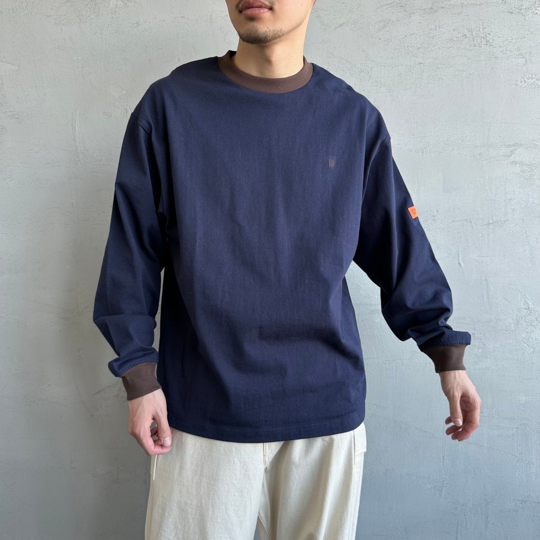 UNIVERSAL OVERALL [ユニバーサルオーバーオール] 別注 ワンポイントロゴ刺繍 ロングスリーブTシャツ [U2513215IN-JF] NVY/BRN&&モデル身長：168cm 着用サイズ：M&&