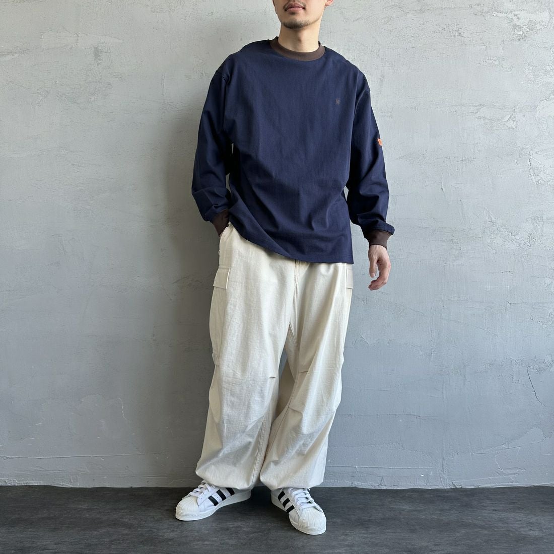 UNIVERSAL OVERALL [ユニバーサルオーバーオール] 別注 ワンポイントロゴ刺繍 ロングスリーブTシャツ [U2513215IN-JF] NVY/BRN&&モデル身長：168cm 着用サイズ：M&&