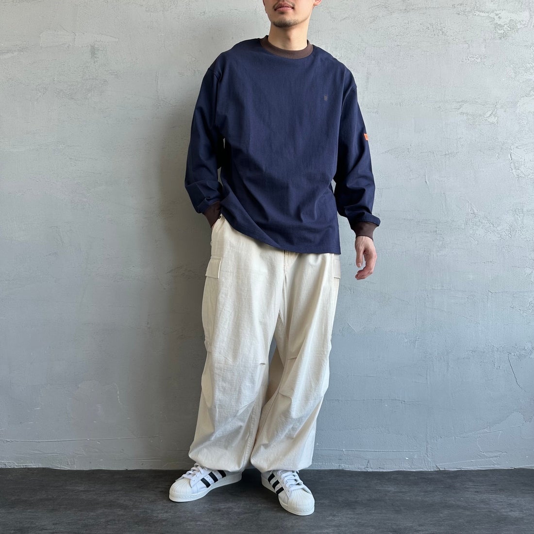 UNIVERSAL OVERALL [ユニバーサルオーバーオール] 別注 ワンポイントロゴ刺繍 ロングスリーブTシャツ [U2513215IN-JF] NVY/BRN&&モデル身長：168cm 着用サイズ：M&&