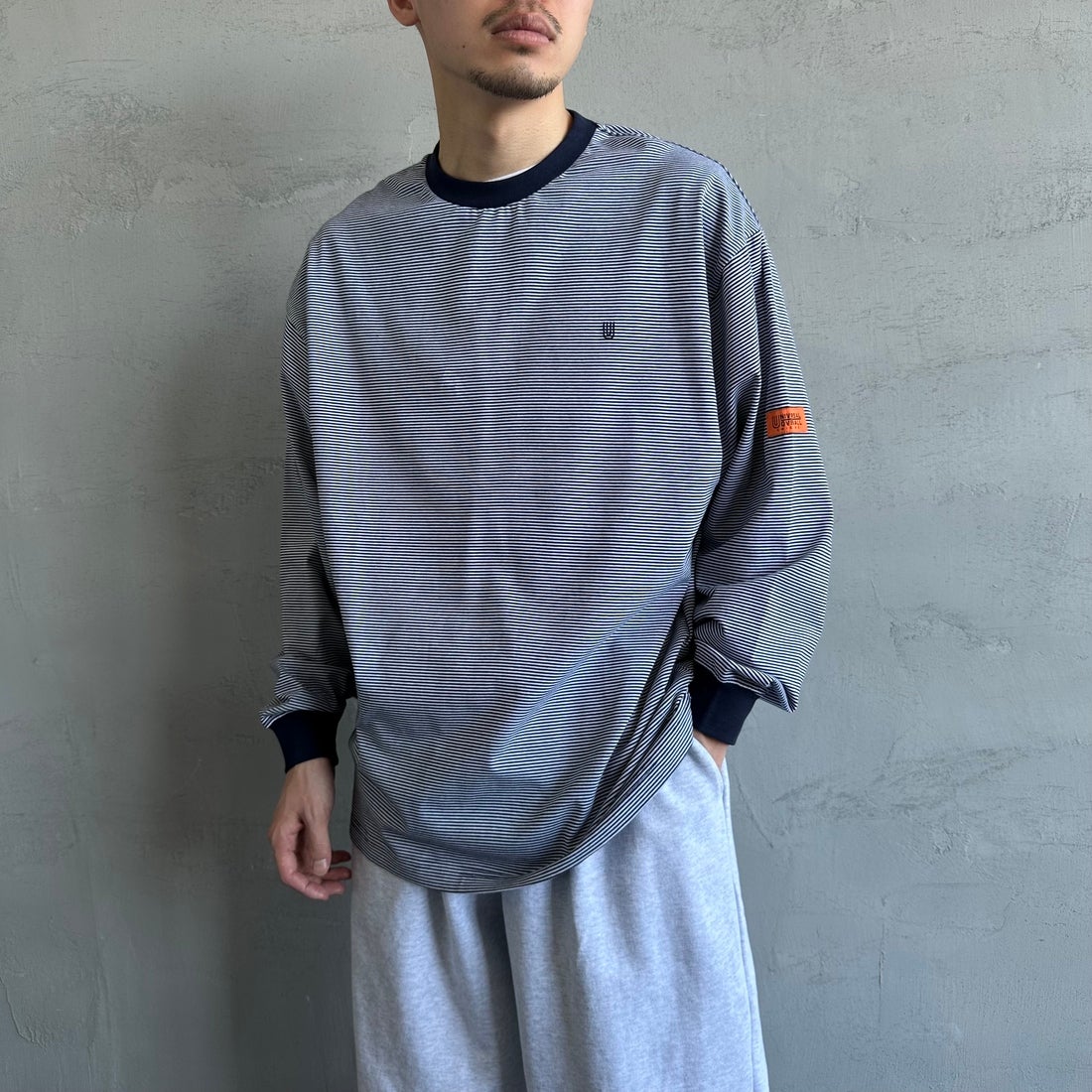 UNIVERSAL OVERALL [ユニバーサルオーバーオール] 別注 ワンポイントロゴ刺繍 ロングスリーブTシャツ [U2513215IN-JF] NAVY BDR&&モデル身長：168cm 着用サイズ：M&&