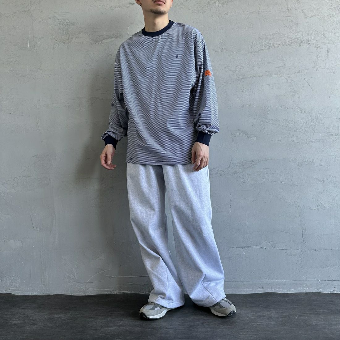 UNIVERSAL OVERALL [ユニバーサルオーバーオール] 別注 ワンポイントロゴ刺繍 ロングスリーブTシャツ [U2513215IN-JF] NAVY BDR&&モデル身長：168cm 着用サイズ：M&&