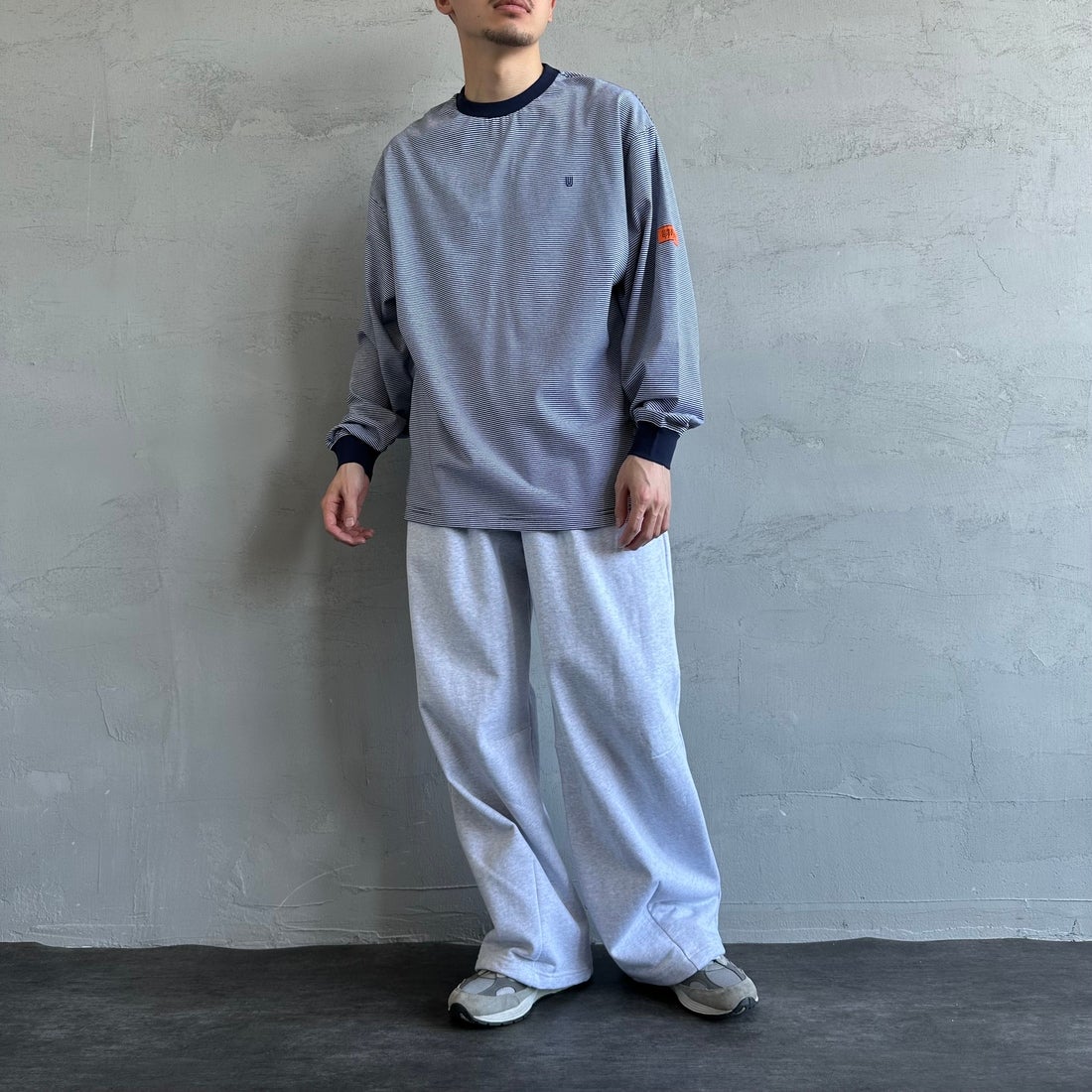 UNIVERSAL OVERALL [ユニバーサルオーバーオール] 別注 ワンポイントロゴ刺繍 ロングスリーブTシャツ [U2513215IN-JF] NAVY BDR&&モデル身長：168cm 着用サイズ：M&&