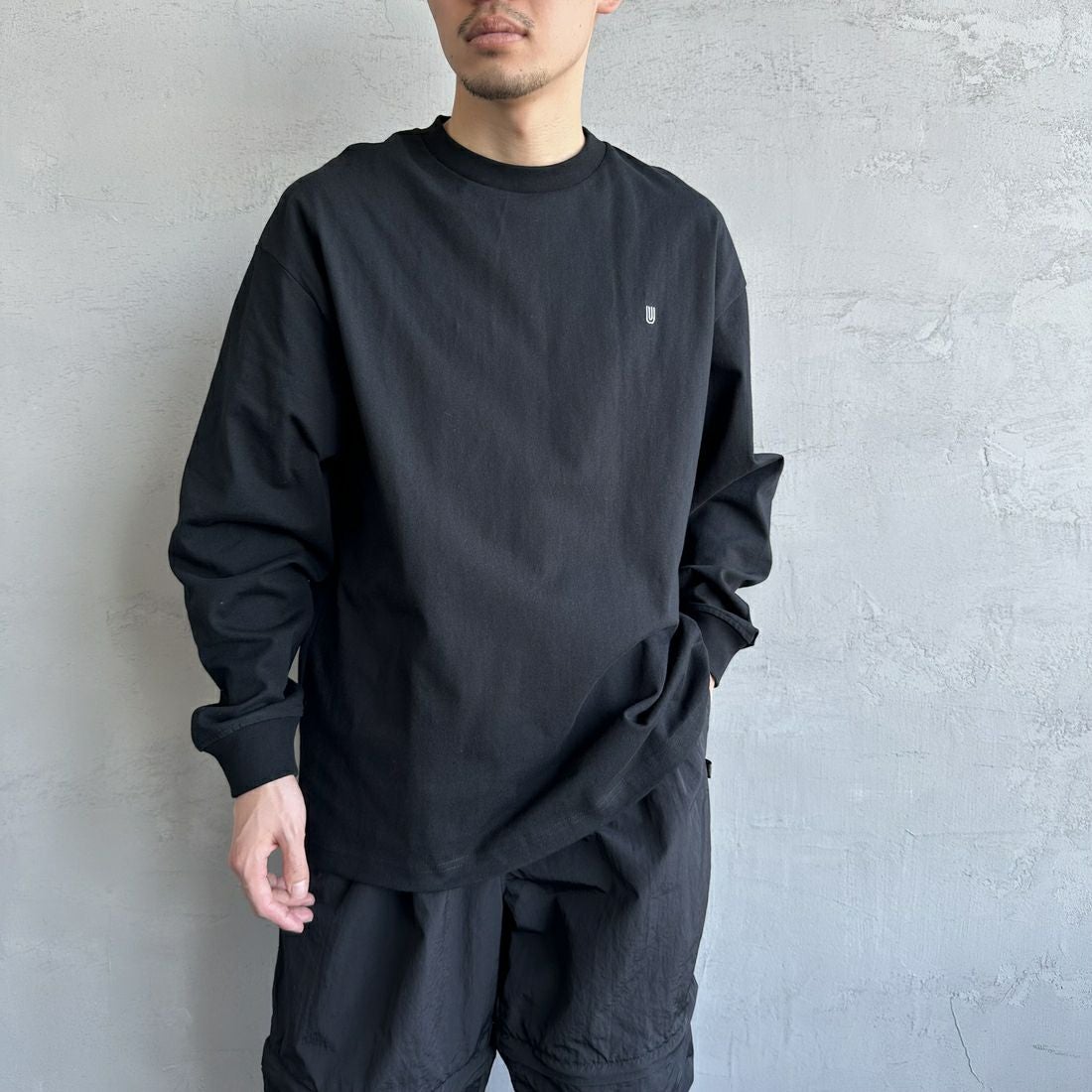 UNIVERSAL OVERALL [ユニバーサルオーバーオール] 別注 ワンポイントロゴ刺繍 ロングスリーブTシャツ [U2513215IN-JF] BLACK&&モデル身長：168cm 着用サイズ：L&&