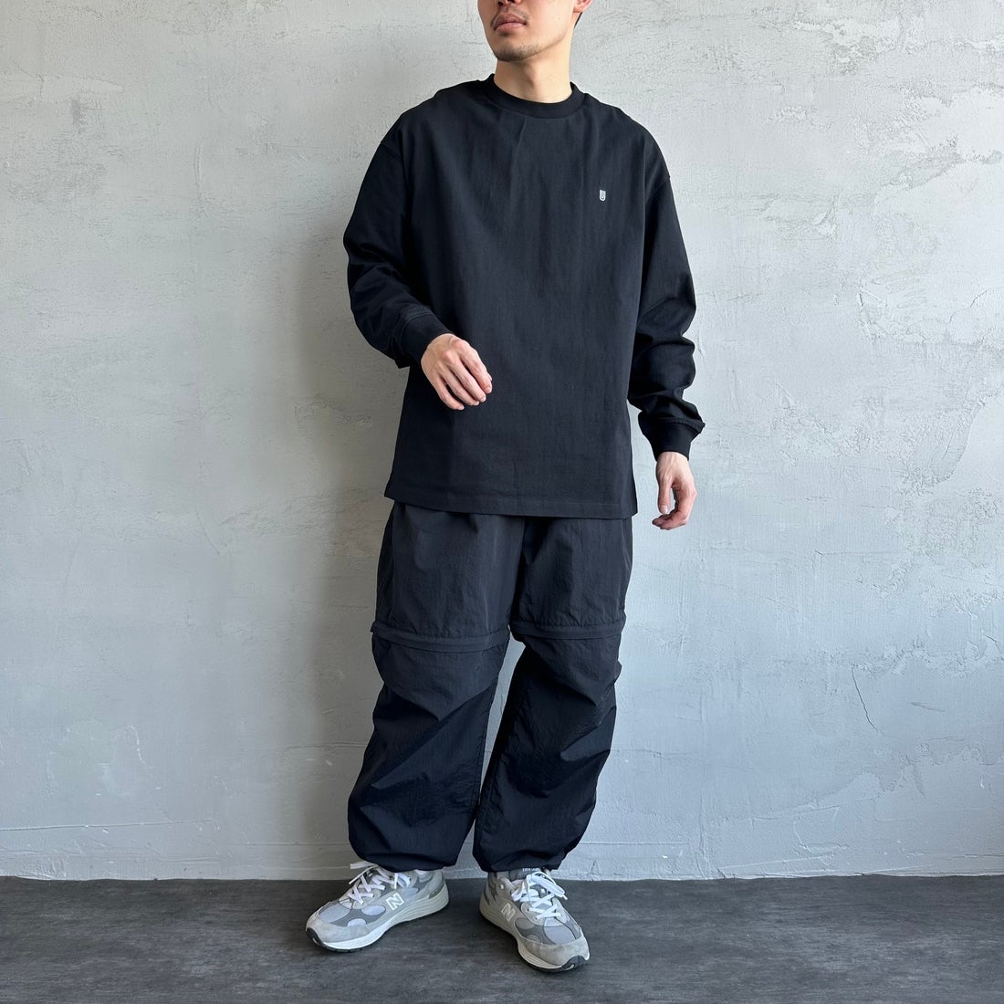 UNIVERSAL OVERALL [ユニバーサルオーバーオール] 別注 ワンポイントロゴ刺繍 ロングスリーブTシャツ [U2513215IN-JF] BLACK&&モデル身長：168cm 着用サイズ：L&&