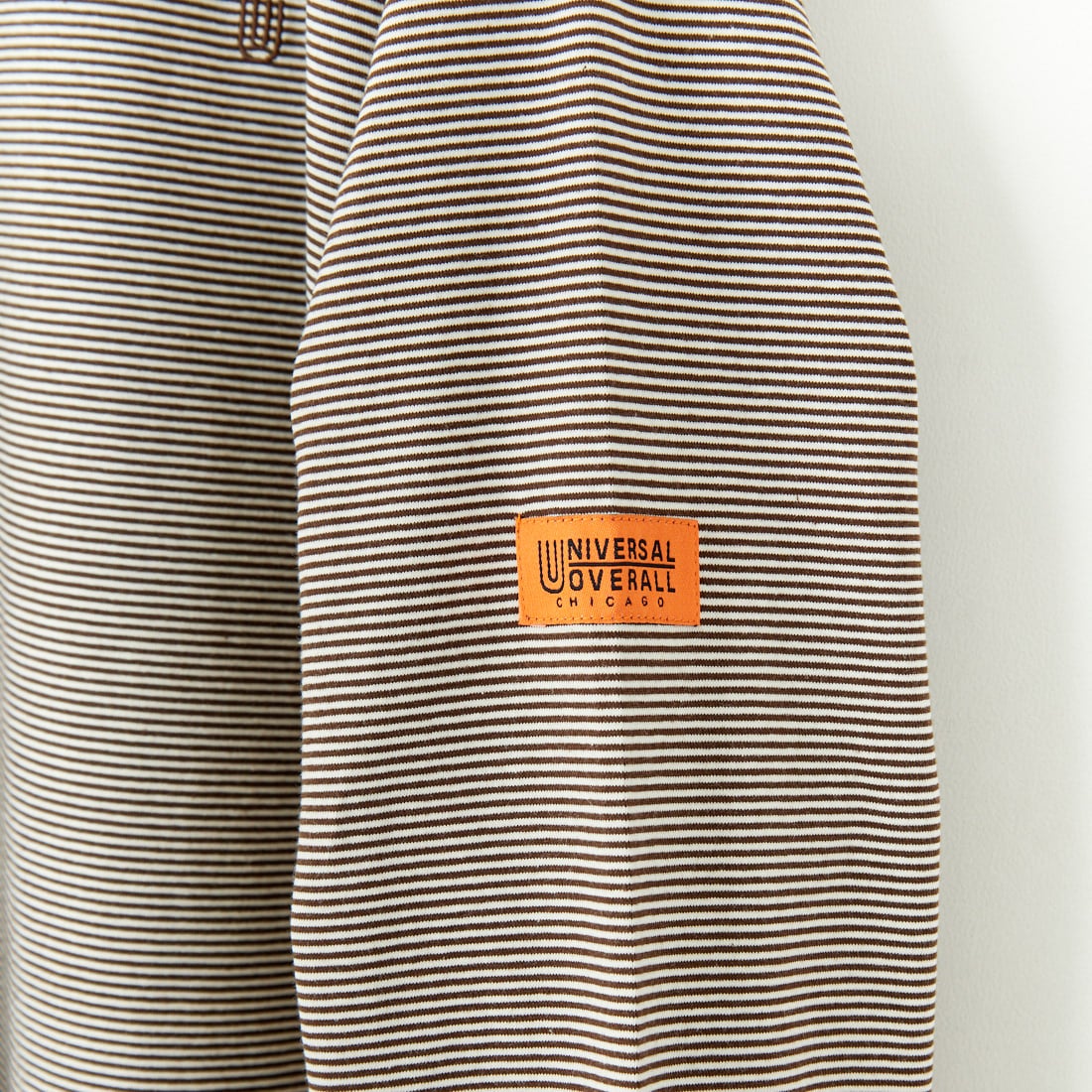 UNIVERSAL OVERALL [ユニバーサルオーバーオール] 別注 ワンポイントロゴ刺繍 ロングスリーブTシャツ [U2513215IN-JF] BROWN BDR