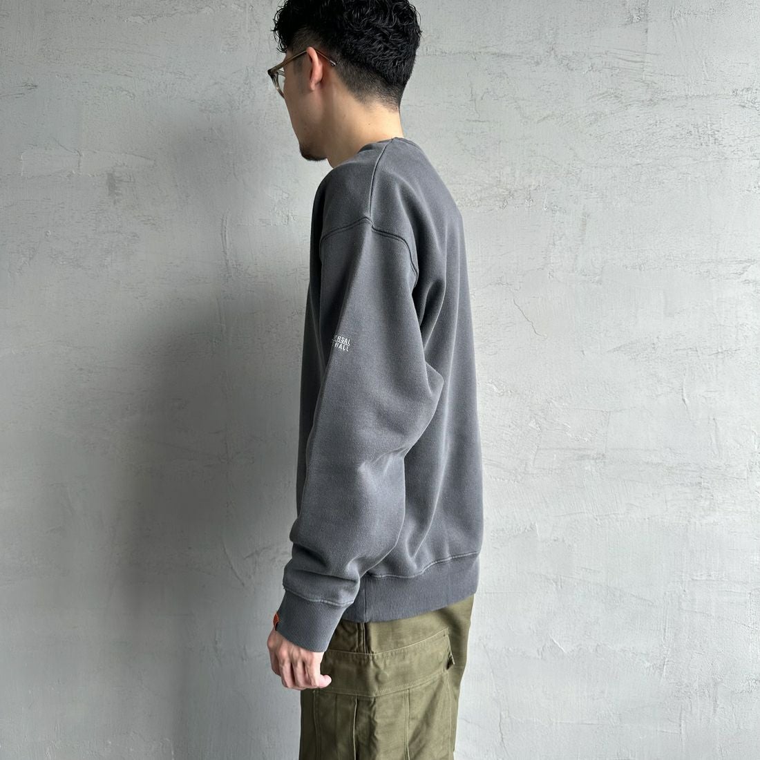 UNIVERSAL OVERALL [ユニバーサルオーバーオール] 別注 ピグメント染め ワンポイントロゴ刺繍クルーネックスウェット [U2511228IN-JF] CHARCOAL &&モデル身長：168cm 着用サイズ：L&&