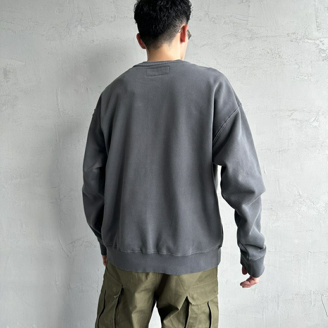 UNIVERSAL OVERALL [ユニバーサルオーバーオール] 別注 ピグメント染め ワンポイントロゴ刺繍クルーネックスウェット [U2511228IN-JF] CHARCOAL &&モデル身長：168cm 着用サイズ：L&&