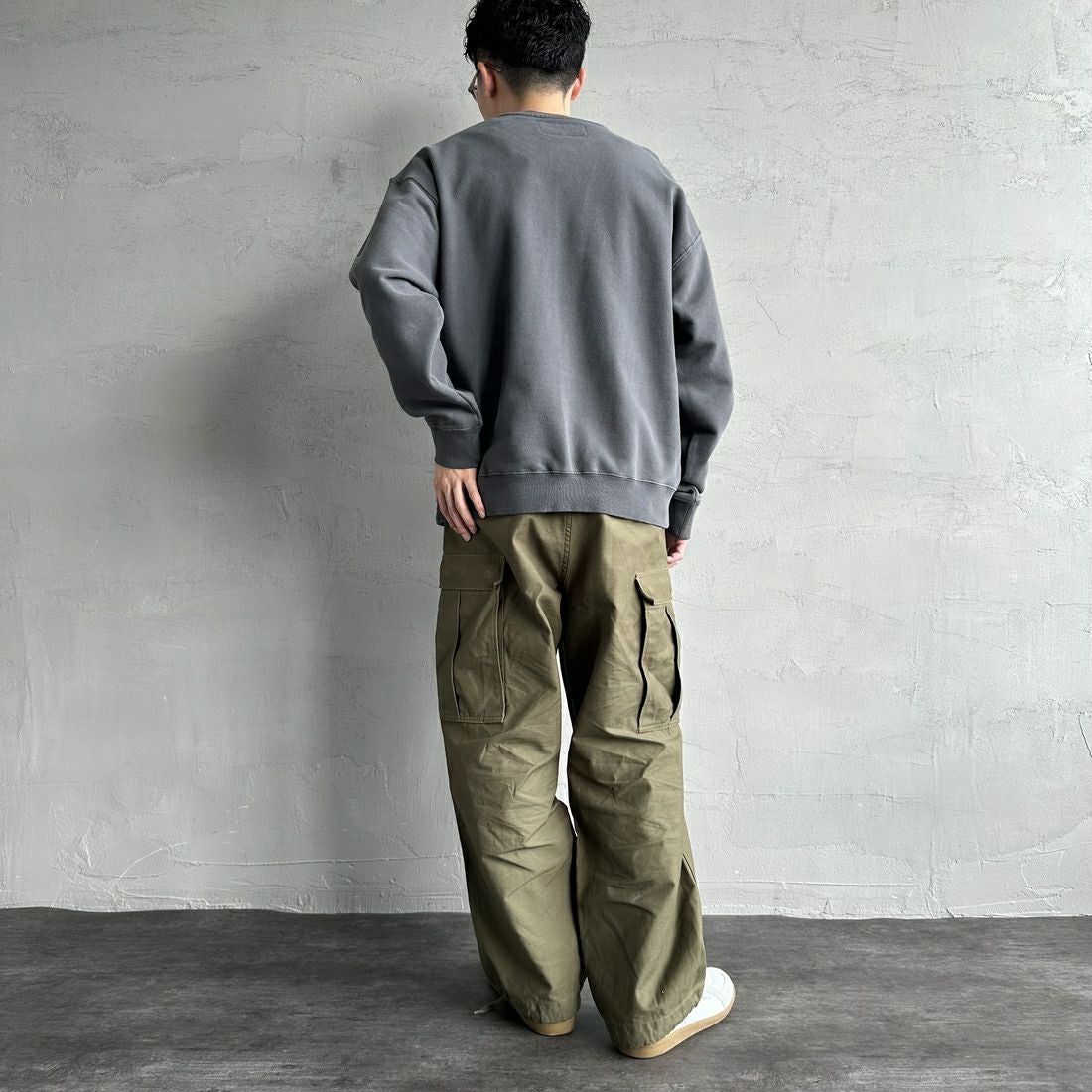 UNIVERSAL OVERALL [ユニバーサルオーバーオール] 別注 ピグメント染め ワンポイントロゴ刺繍クルーネックスウェット [U2511228IN-JF] CHARCOAL &&モデル身長：168cm 着用サイズ：L&&