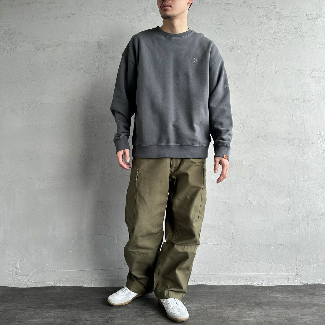 UNIVERSAL OVERALL [ユニバーサルオーバーオール] 別注 ピグメント染め ワンポイントロゴ刺繍クルーネックスウェット [U2511228IN-JF] CHARCOAL &&モデル身長：168cm 着用サイズ：L&&