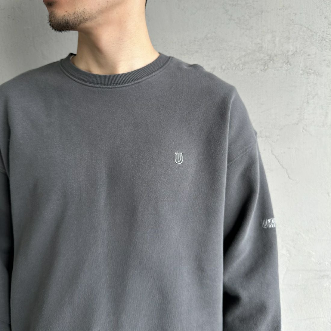 UNIVERSAL OVERALL [ユニバーサルオーバーオール] 別注 ピグメント染め ワンポイントロゴ刺繍クルーネックスウェット [U2511228IN-JF] CHARCOAL
