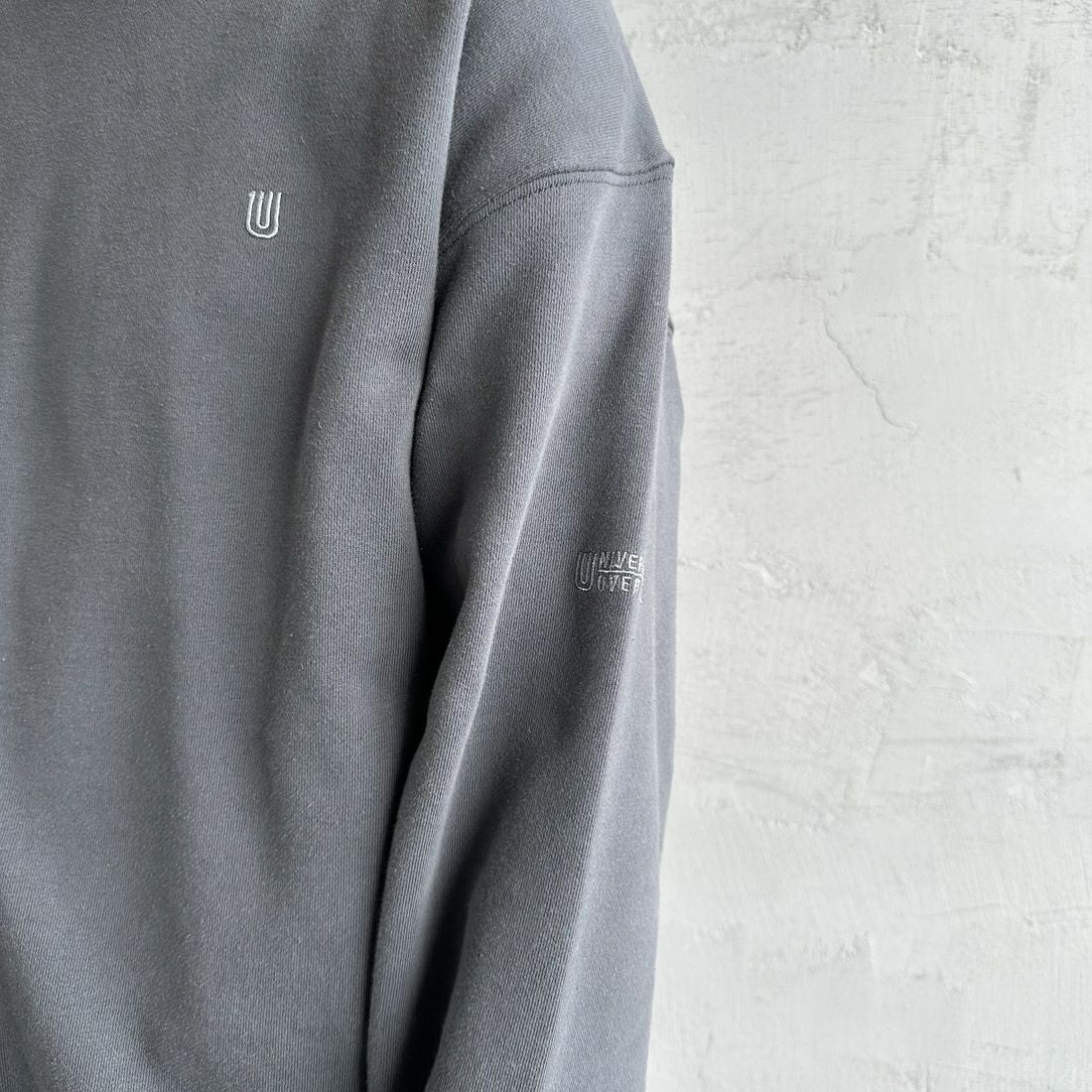 UNIVERSAL OVERALL [ユニバーサルオーバーオール] 別注 ピグメント染め ワンポイントロゴ刺繍クルーネックスウェット [U2511228IN-JF] CHARCOAL