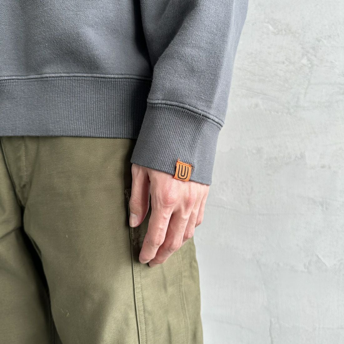UNIVERSAL OVERALL [ユニバーサルオーバーオール] 別注 ピグメント染め ワンポイントロゴ刺繍クルーネックスウェット [U2511228IN-JF] CHARCOAL
