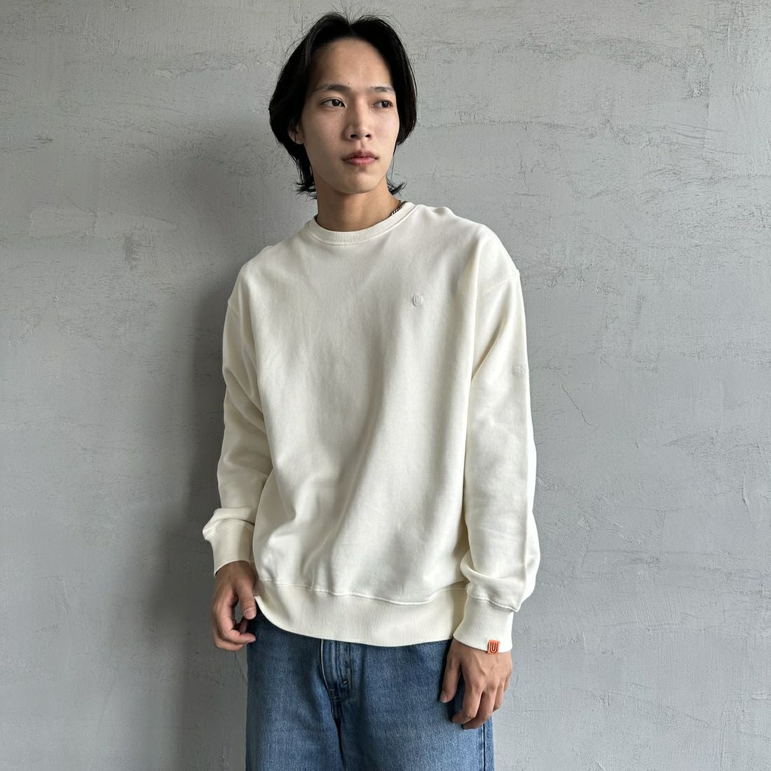 UNIVERSAL OVERALL [ユニバーサルオーバーオール] 別注 ピグメント染め ワンポイントロゴ刺繍クルーネックスウェット [U2511228IN-JF] IVORY &&モデル身長：179cm 着用サイズ：L&&