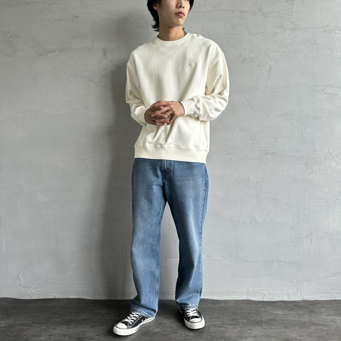 UNIVERSAL OVERALL [ユニバーサルオーバーオール] 別注 ピグメント染め ワンポイントロゴ刺繍クルーネックスウェット [U2511228IN-JF] IVORY &&モデル身長：179cm 着用サイズ：L&&