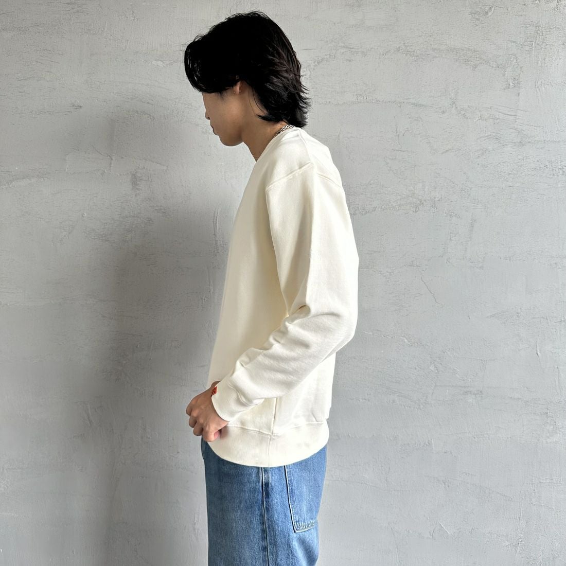 UNIVERSAL OVERALL [ユニバーサルオーバーオール] 別注 ピグメント染め ワンポイントロゴ刺繍クルーネックスウェット [U2511228IN-JF] IVORY &&モデル身長：179cm 着用サイズ：M&&