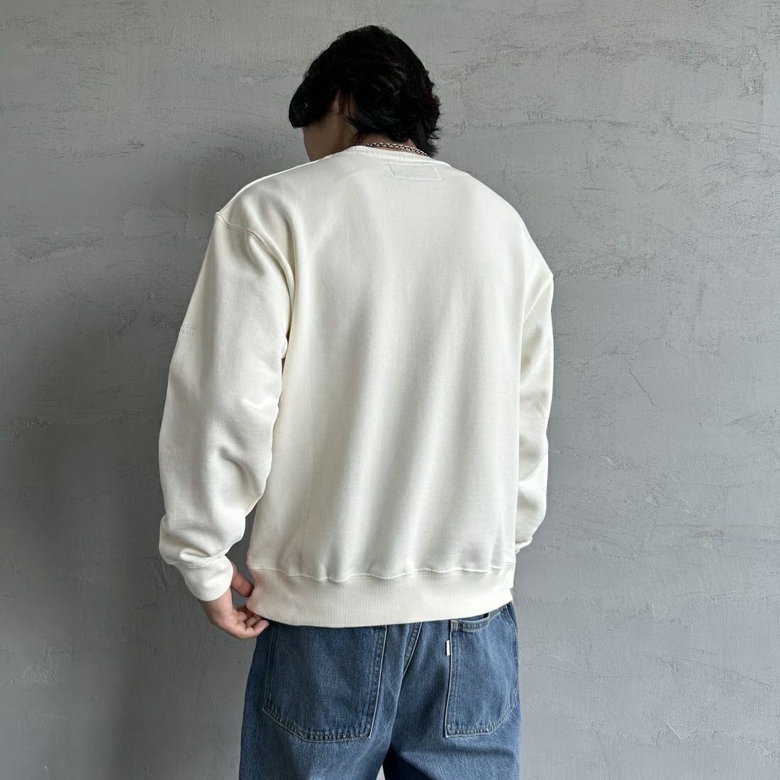 UNIVERSAL OVERALL [ユニバーサルオーバーオール] 別注 ピグメント染め ワンポイントロゴ刺繍クルーネックスウェット [U2511228IN-JF] IVORY &&モデル身長：179cm 着用サイズ：M&&