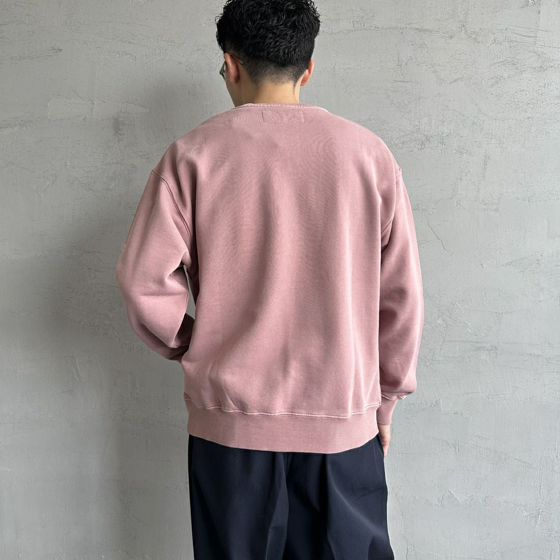 UNIVERSAL OVERALL [ユニバーサルオーバーオール] 別注 ピグメント染め ワンポイントロゴ刺繍クルーネックスウェット [U2511228IN-JF] PINK &&モデル身長：168cm 着用サイズ：M&&