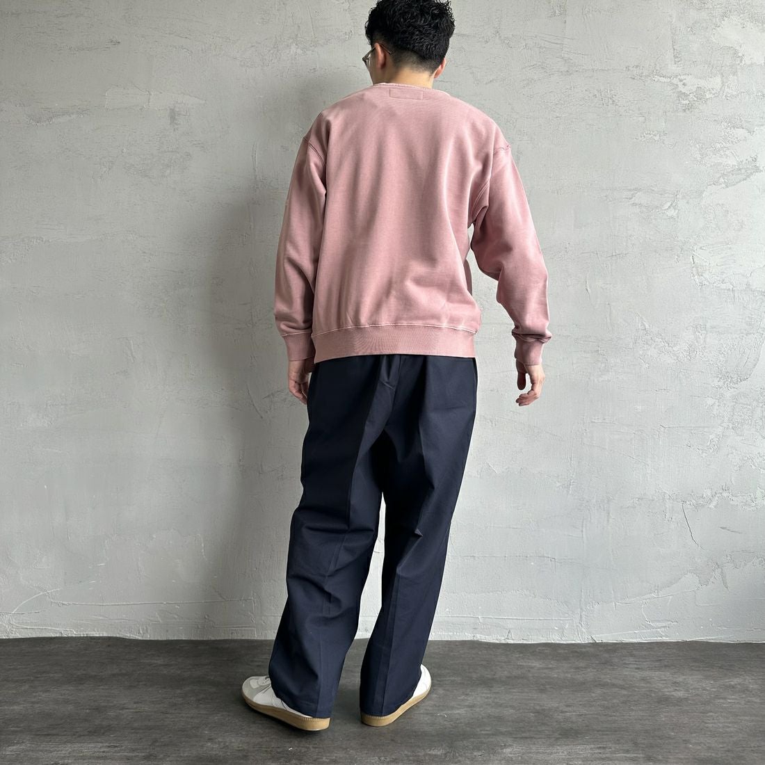 UNIVERSAL OVERALL [ユニバーサルオーバーオール] 別注 ピグメント染め ワンポイントロゴ刺繍クルーネックスウェット [U2511228IN-JF] PINK &&モデル身長：168cm 着用サイズ：M&&