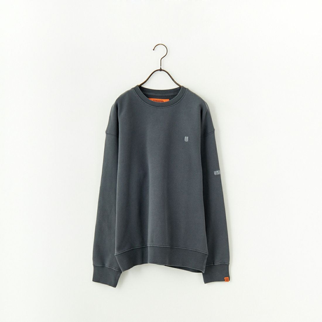 UNIVERSAL OVERALL [ユニバーサルオーバーオール] 別注 ピグメント染め ワンポイントロゴ刺繍クルーネックスウェット [U2511228IN-JF] CHARCOAL