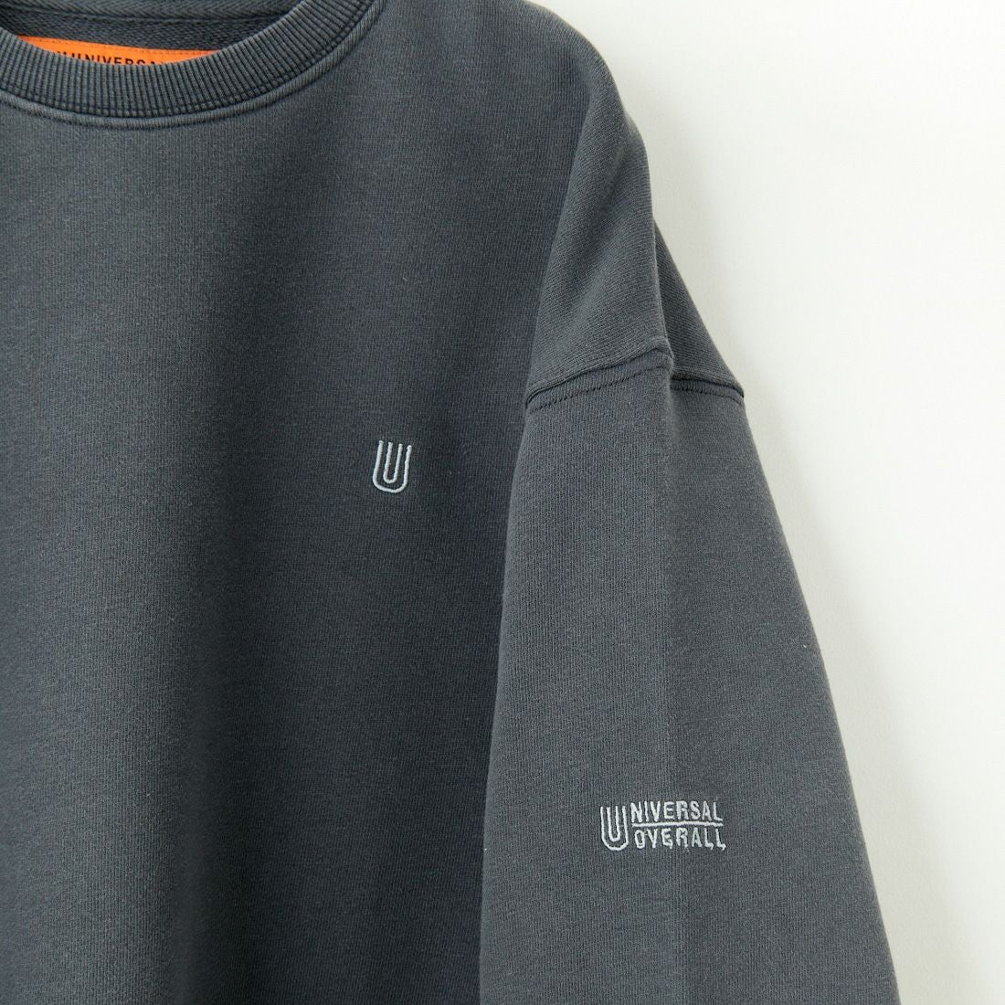 UNIVERSAL OVERALL [ユニバーサルオーバーオール] 別注 ピグメント染め ワンポイントロゴ刺繍クルーネックスウェット [U2511228IN-JF] CHARCOAL