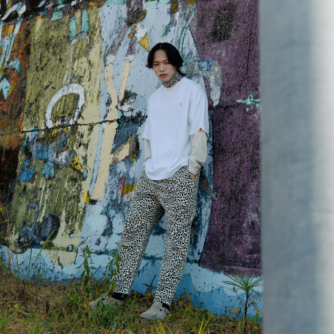 UNIVERSAL OVERALL [ユニバーサルオーバーオール] 別注 フェイクレイヤードカットソー [U2513220IN-JF] WHITE/OAT &&モデル身長：179cm 着用サイズ：L&&