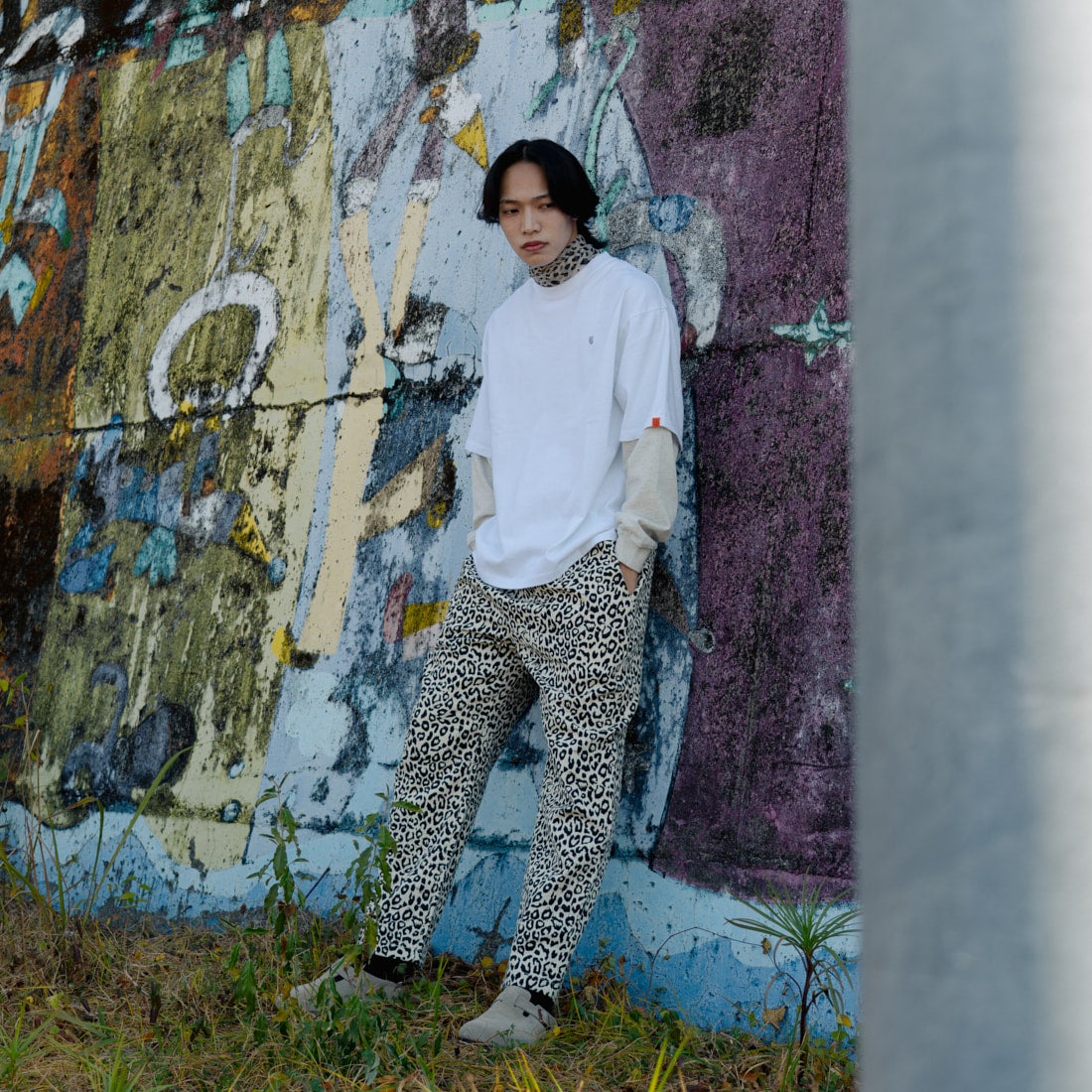 UNIVERSAL OVERALL [ユニバーサルオーバーオール] 別注 フェイクレイヤードカットソー [U2513220IN-JF] WHITE/OAT &&モデル身長：179cm 着用サイズ：L&&