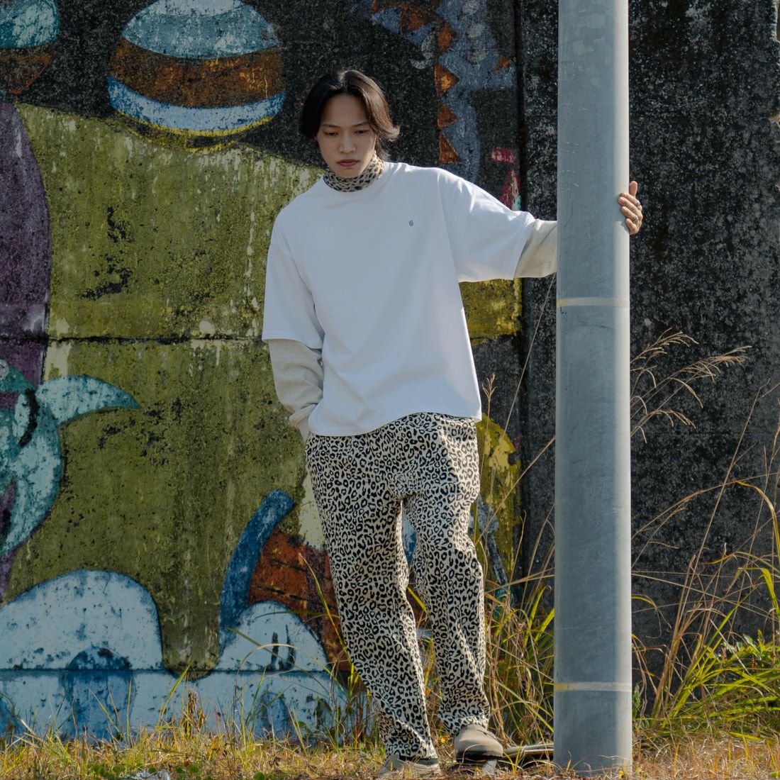 UNIVERSAL OVERALL [ユニバーサルオーバーオール] 別注 フェイクレイヤードカットソー [U2513220IN-JF] WHITE/OAT &&モデル身長：179cm 着用サイズ：L&&