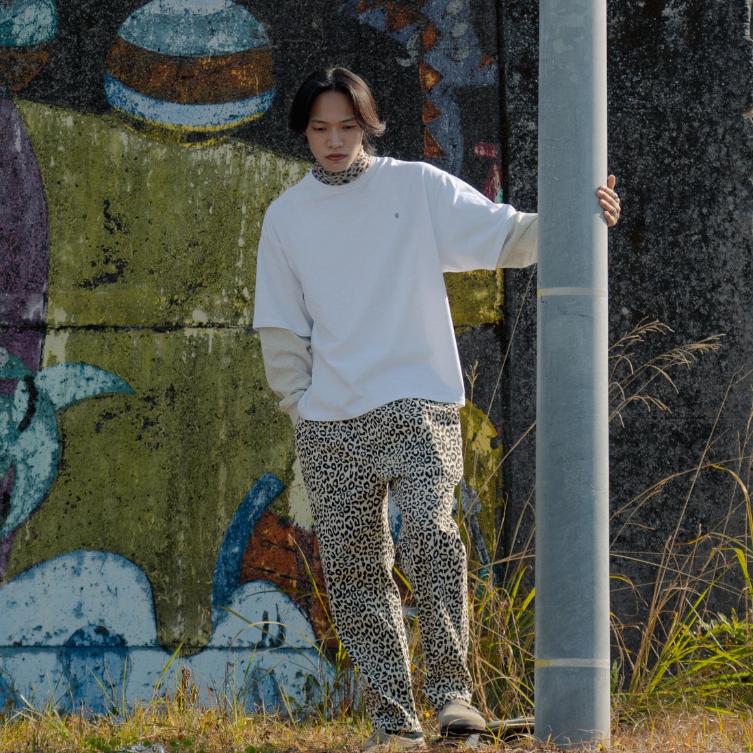 UNIVERSAL OVERALL [ユニバーサルオーバーオール] 別注 フェイクレイヤードカットソー [U2513220IN-JF] WHITE/OAT &&モデル身長：179cm 着用サイズ：L&&