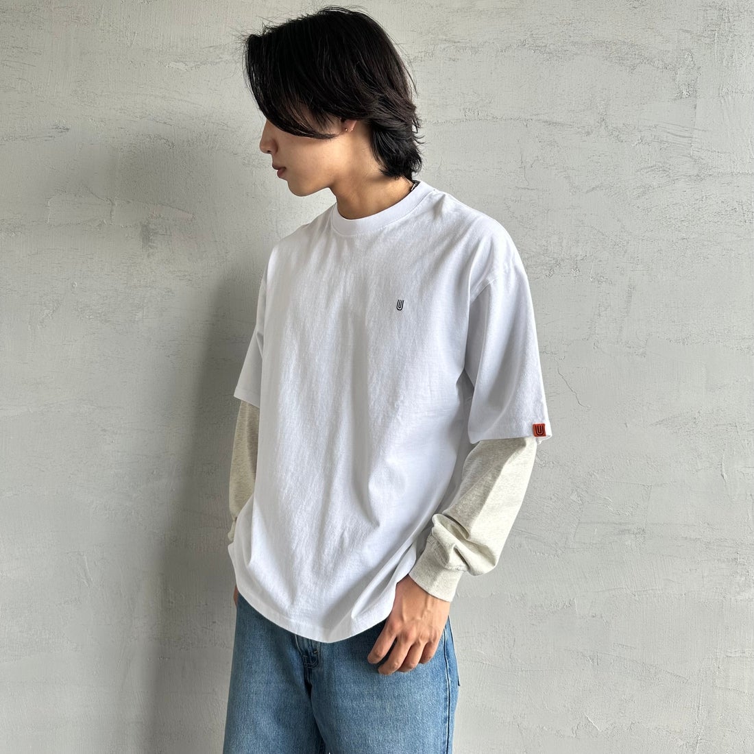 UNIVERSAL OVERALL [ユニバーサルオーバーオール] 別注 フェイクレイヤードカットソー [U2513220IN-JF] WHITE/OAT &&モデル身長：179cm 着用サイズ：L&&