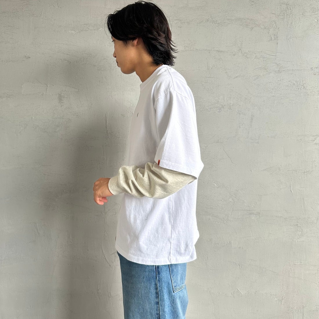 UNIVERSAL OVERALL [ユニバーサルオーバーオール] 別注 フェイクレイヤードカットソー [U2513220IN-JF] WHITE/OAT &&モデル身長：179cm 着用サイズ：L&&