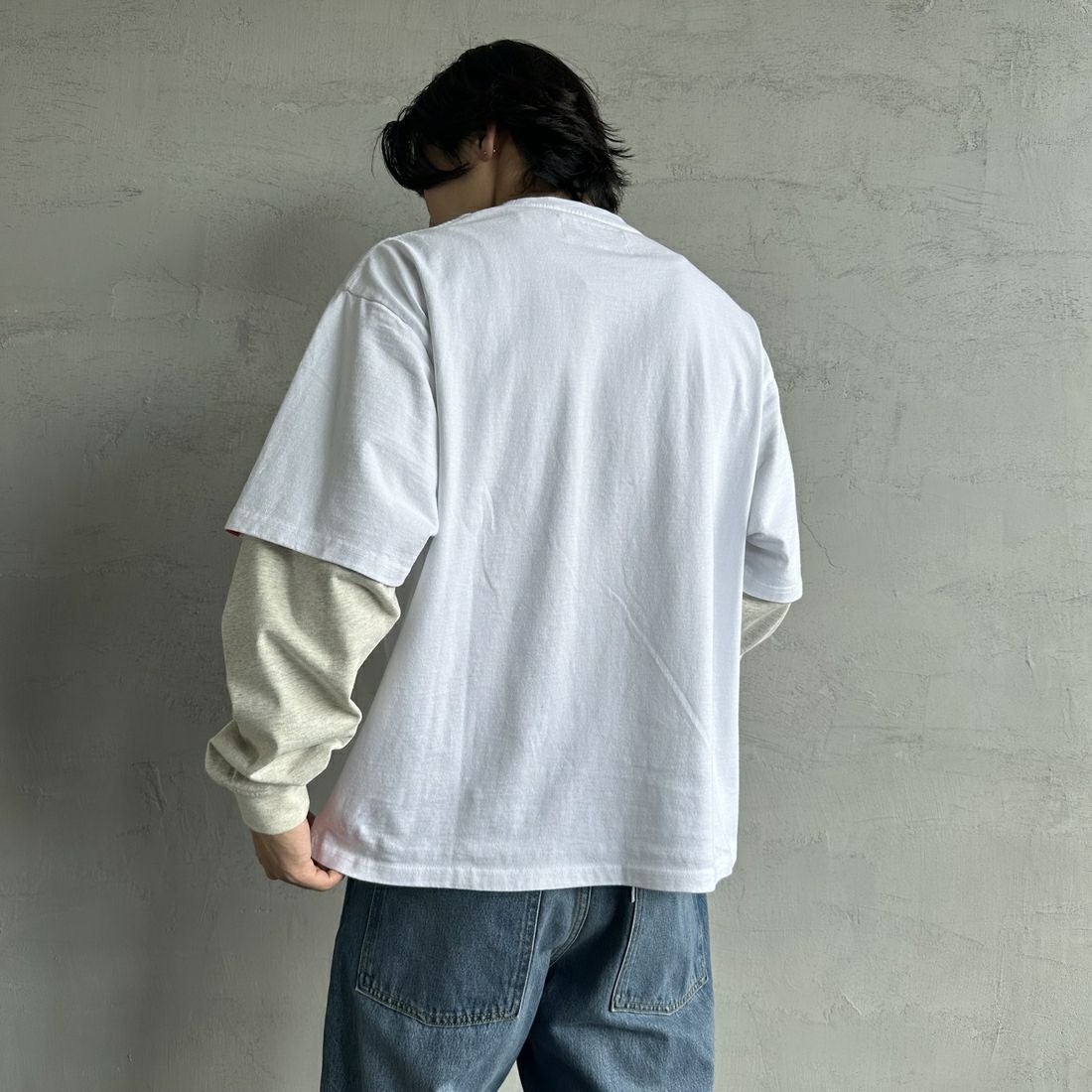 UNIVERSAL OVERALL [ユニバーサルオーバーオール] 別注 フェイクレイヤードカットソー [U2513220IN-JF] WHITE/OAT &&モデル身長：179cm 着用サイズ：L&&