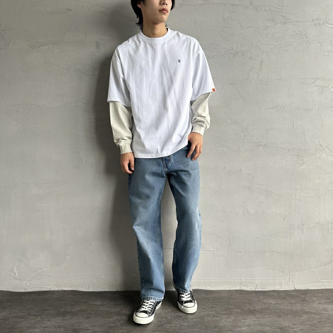 UNIVERSAL OVERALL [ユニバーサルオーバーオール] 別注 フェイクレイヤードカットソー [U2513220IN-JF] WHITE/OAT &&モデル身長：179cm 着用サイズ：L&&